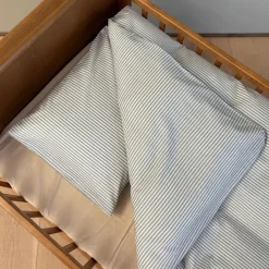 By Mats Babysengetøj - Blue Pin Stripe