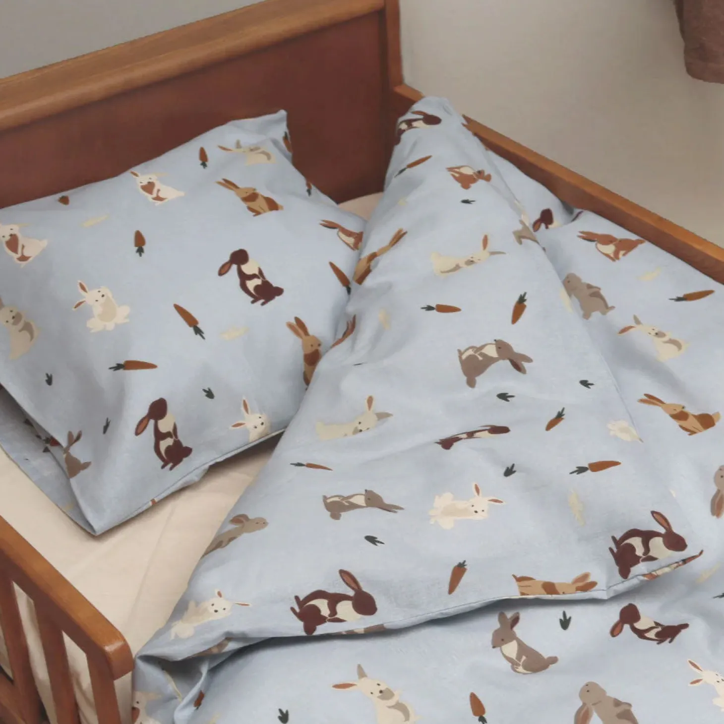 By mats Juniorsengetøj - Dancing Rabbits