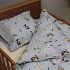 By mats Juniorsengetøj - Dancing Rabbits