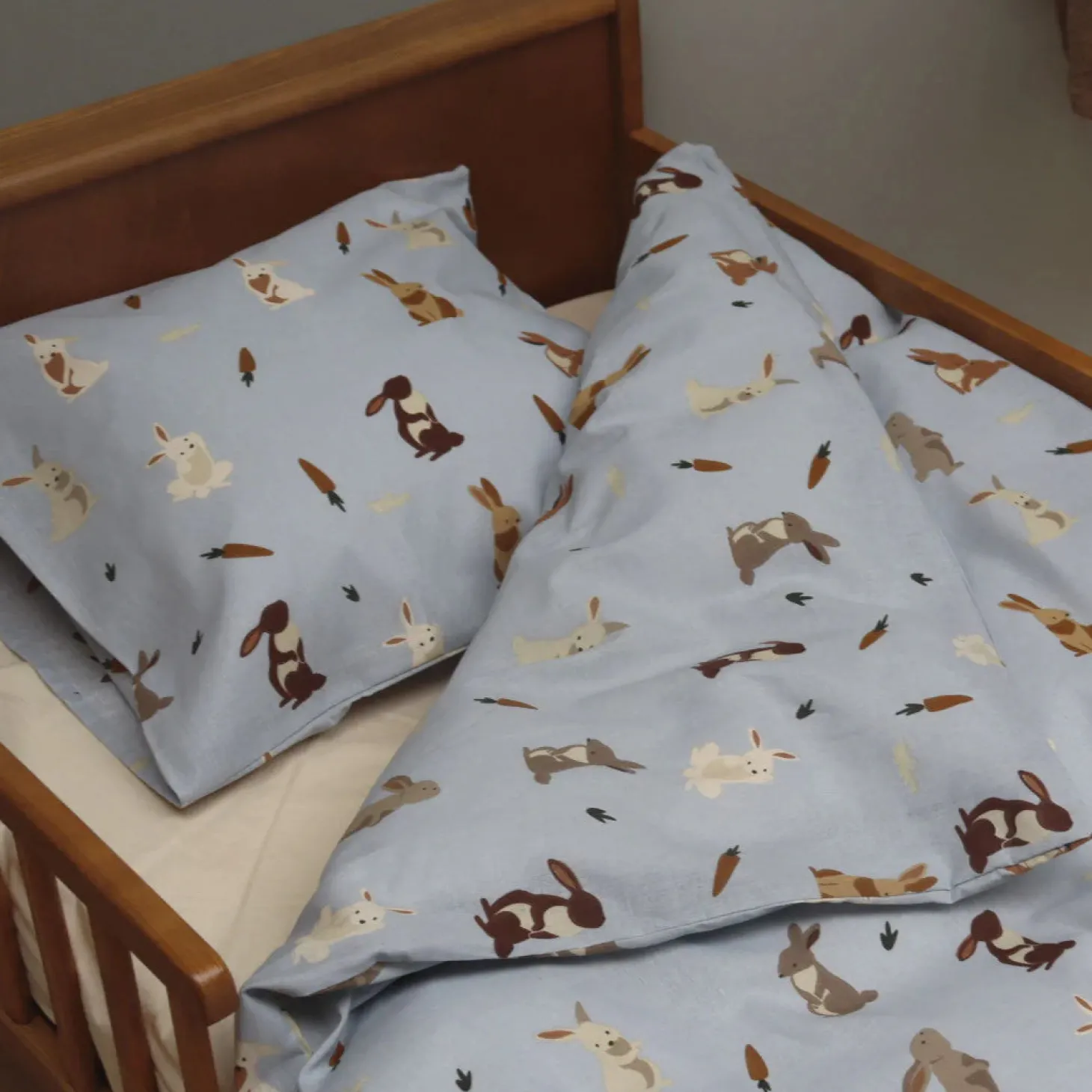 By mats Juniorsengetøj - Dancing Rabbits